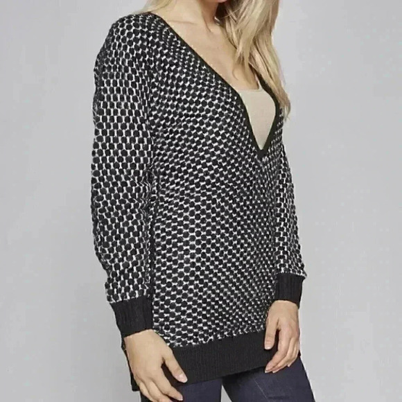 BLACK WHITE KNIT SWEATER - Picture 2 of 3